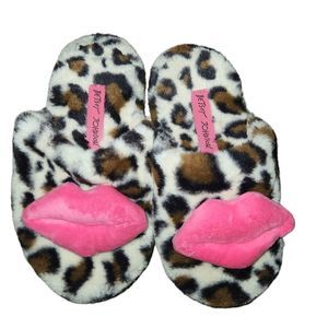 Betsey Johnson Faux Fur Leopard Pink Lips Slippers Small 5-6